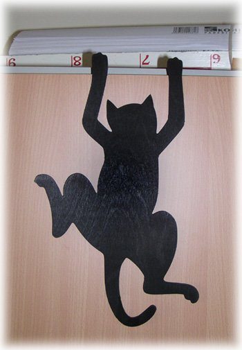 Фото: Имея чертежи животных из фанеры, можно, с помощью лобзика создать особую атмосферу в жилище, в том числе и веселую, например, этот кот из тонкой фанеры вызывает улыбку. Не так ли!