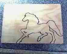 Контур фигуры лошади, нанесенный на лист материала