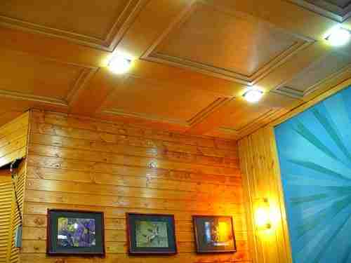 Облицовочная фанера на потолке – альтернативный вариант дорогостоящим деревянным панелям